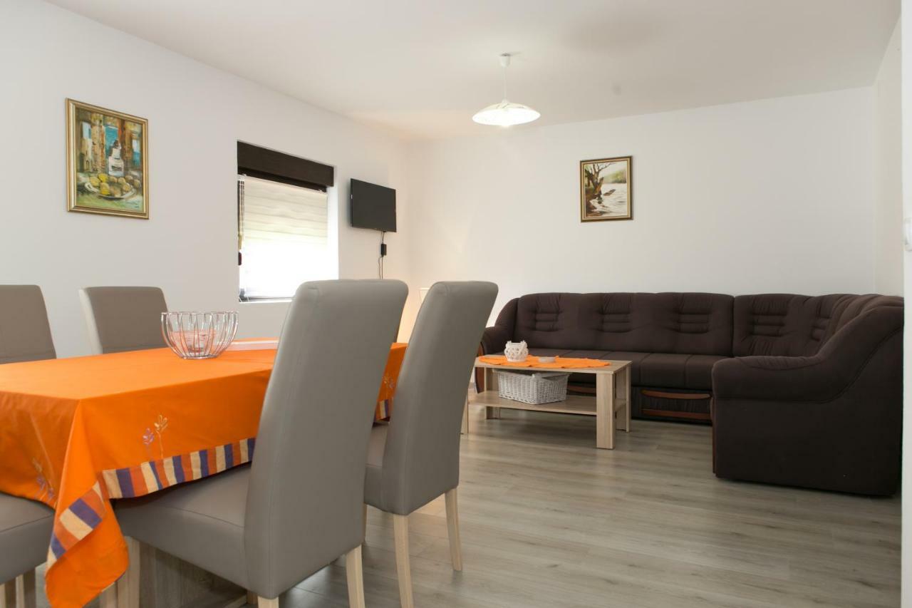 Apartman Lori Otočac Buitenkant foto