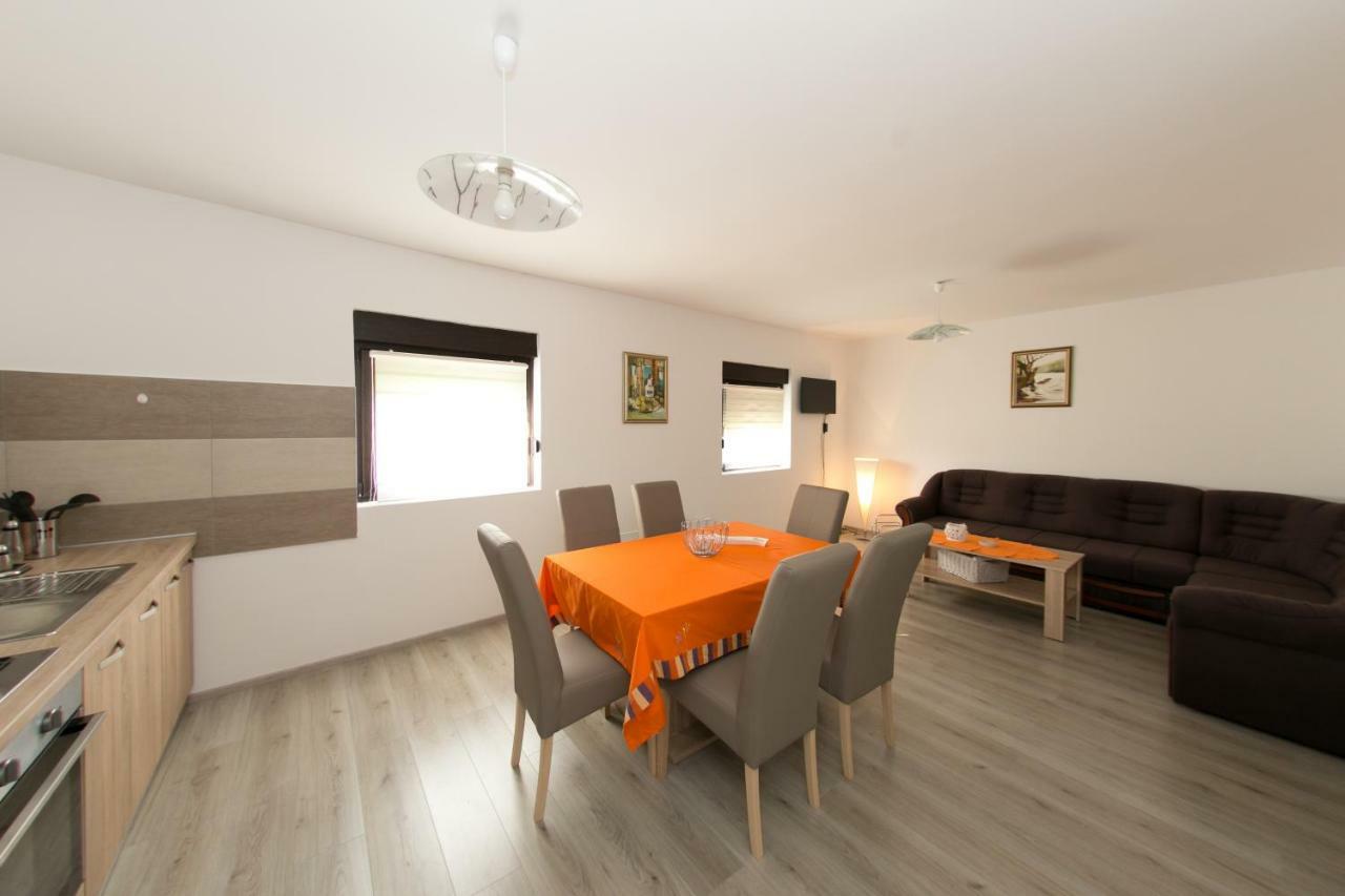 Apartman Lori Otočac Buitenkant foto